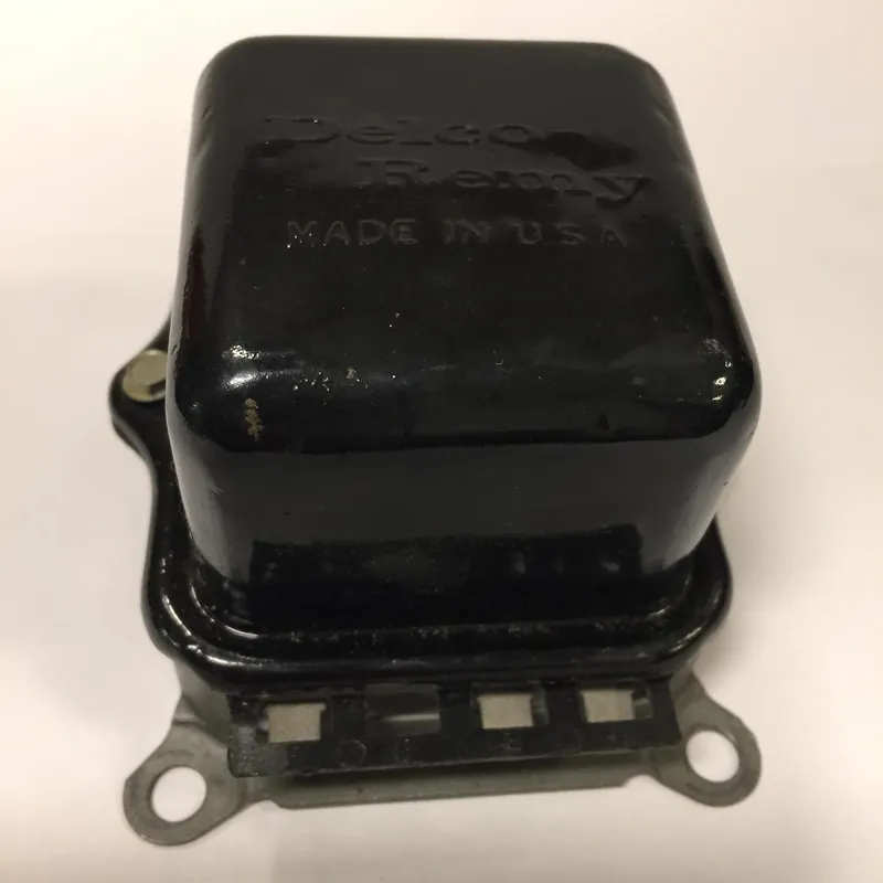 Köp nu LADDNINGSRELÄ 12V PONTIAC 1963-68 DELCO REMY GM 1119511 RENOVERAD B&W VR203